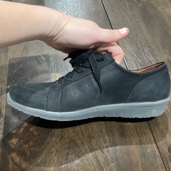 Vionic 7.5 Abigail women's  black tennis shoes with zippers weather resistant - Picture 8 of 13